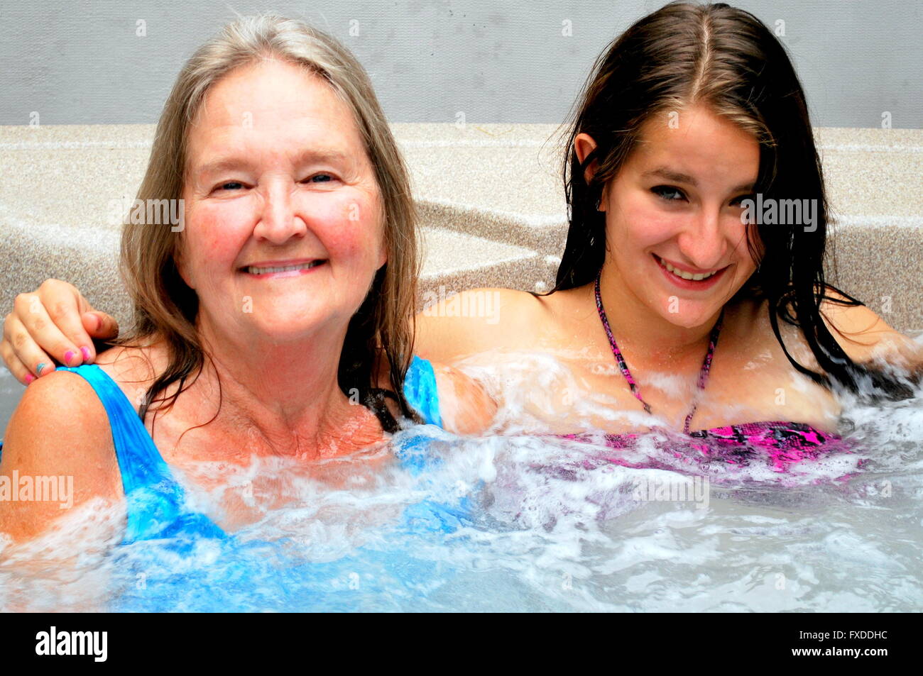 Famiglia nella vasca calda. Foto Stock