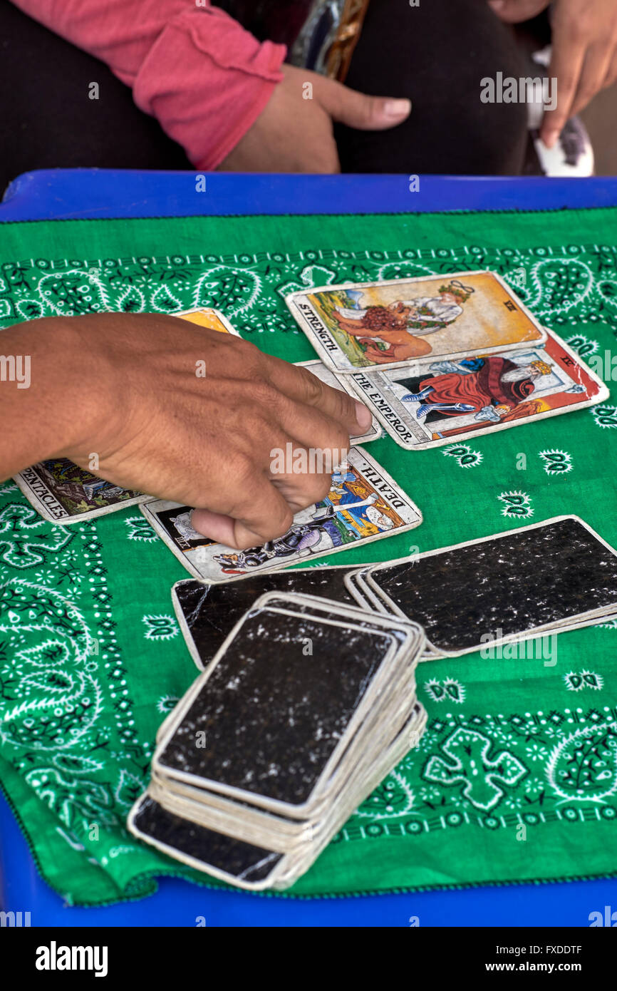 Lettore carta Tarot e carte. Thailandia S. E. Asia Foto Stock