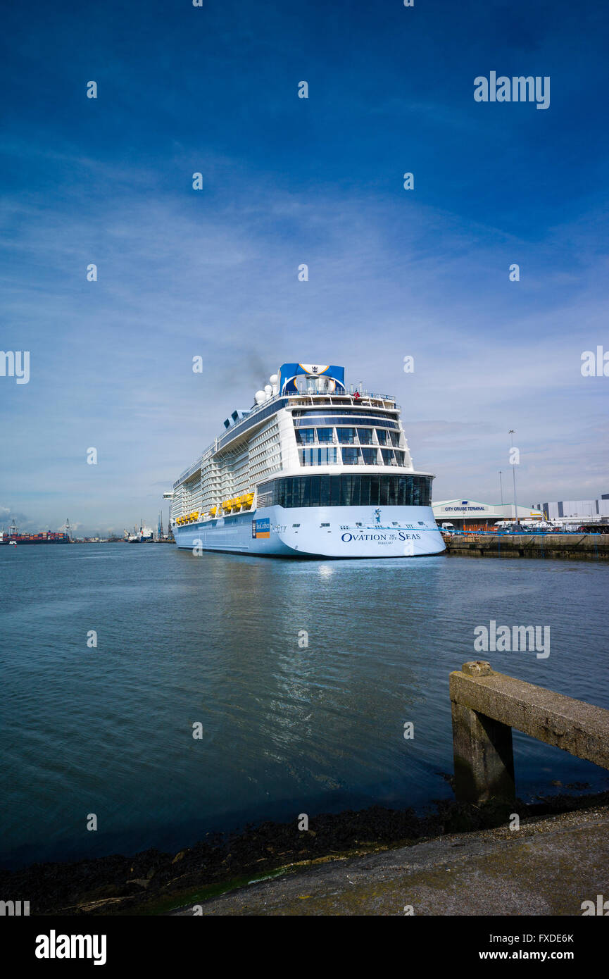 Il registrato delle Bahamas 168,666 tonnellate di stazza lorda della nave 'ovazione dei mari" di proprietà di Royal Caribbean linea sul suo viaggio inaugurale Foto Stock