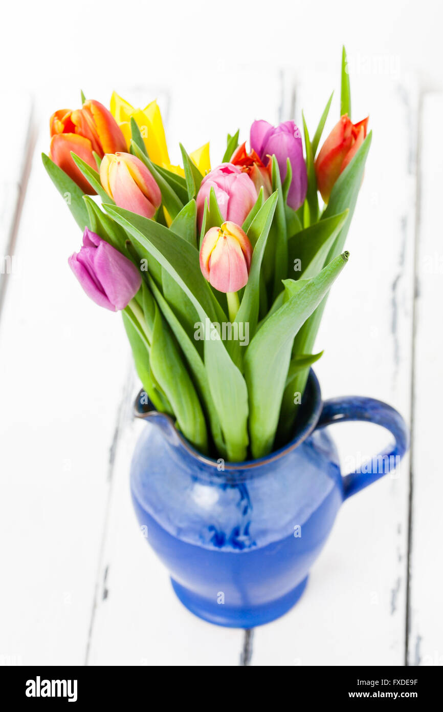 Un bouquet di tulipani colori misti in un vaso Foto Stock