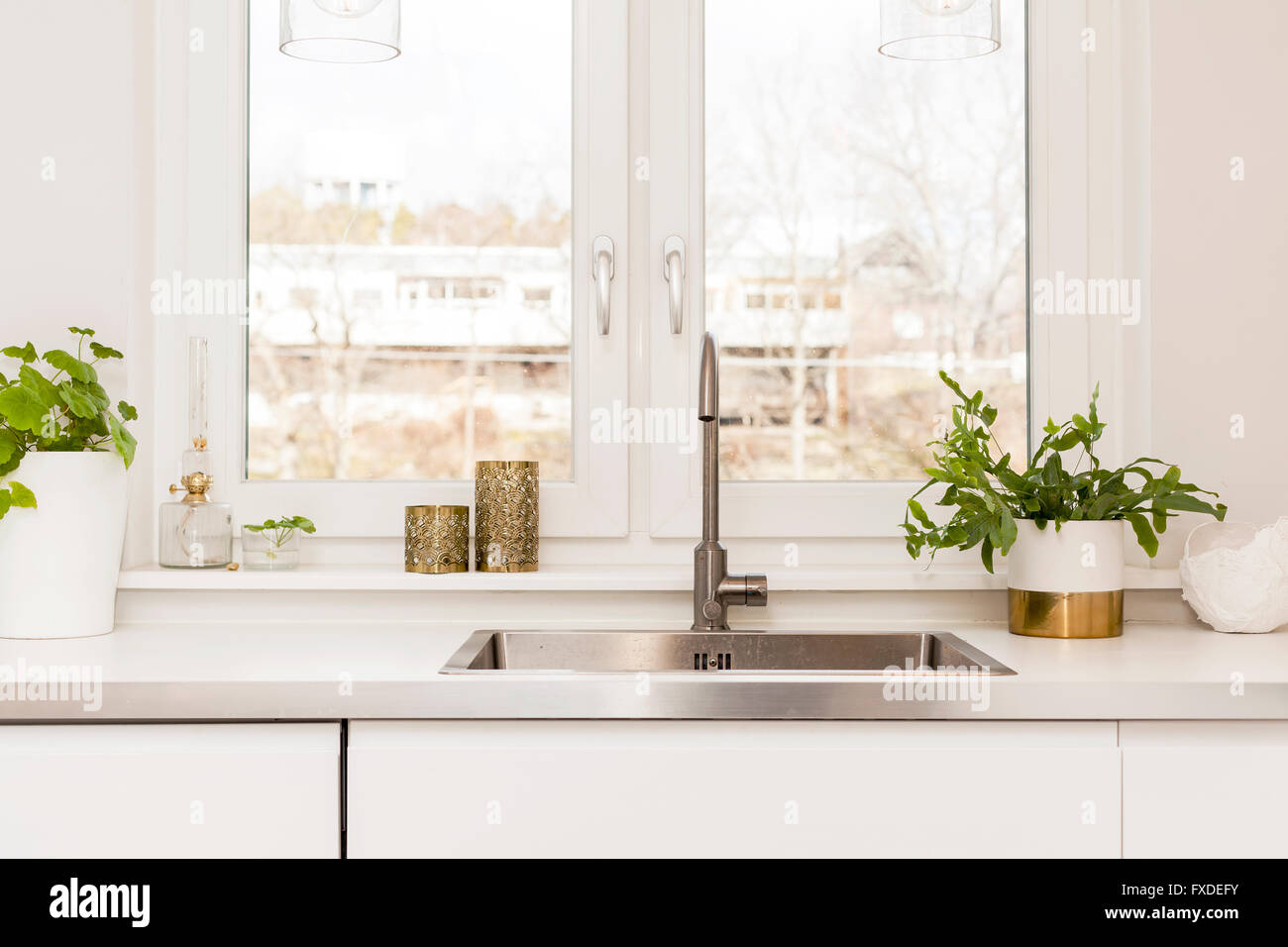 Dettaglio di un lavello da cucina dalla finestra in una cucina Foto Stock