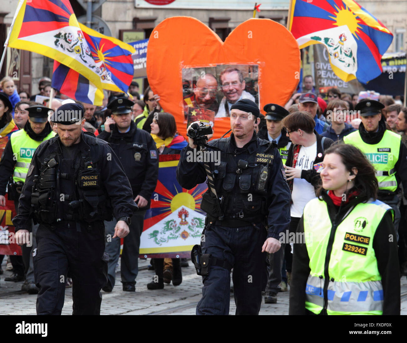 Polizia di Praga Repubblica Ceca, monitoraggio rally di protesta a sostegno del Tibet che ha coinciso con la visita del Presidente Xi Foto Stock