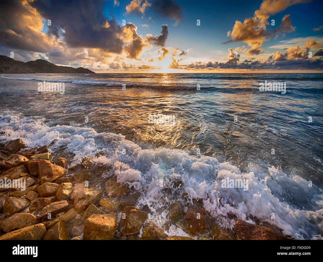 Spiaggia rocciosa di sunrise Foto Stock