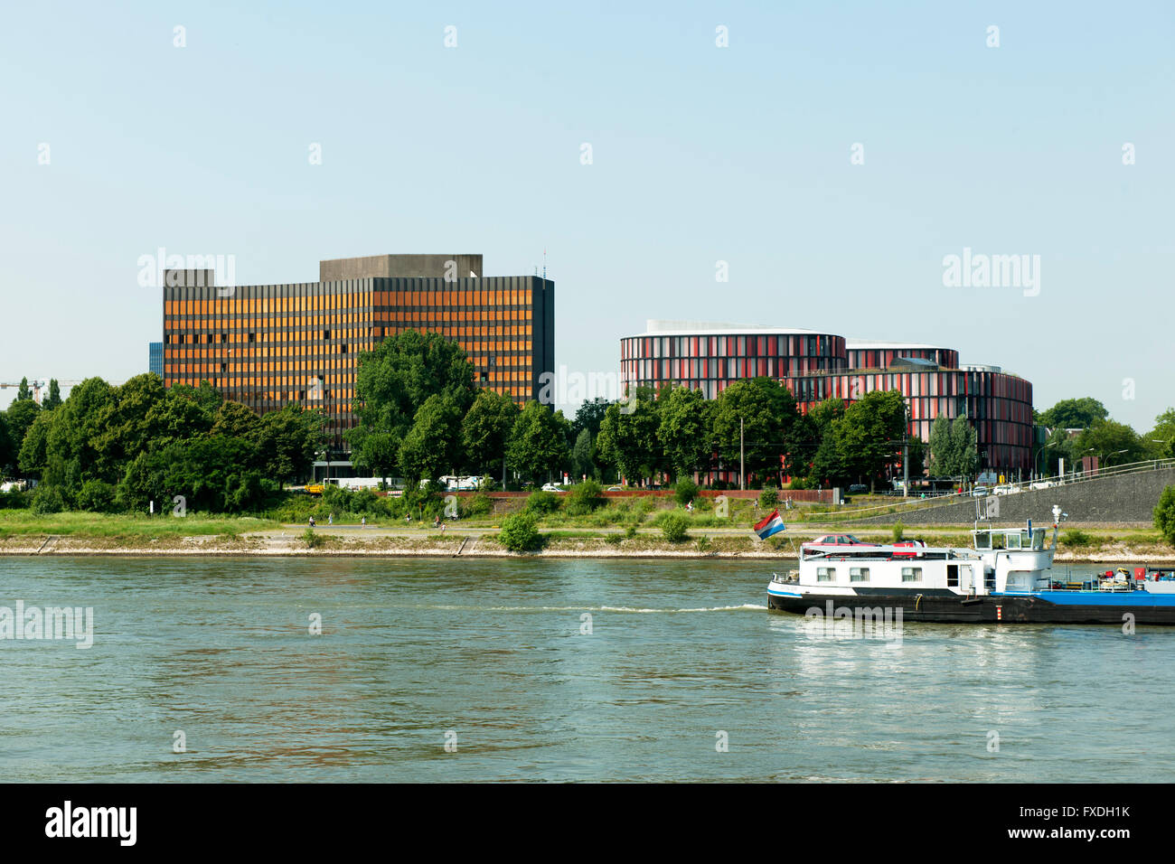 Deutschland, Renania settentrionale-Vestfalia, Köln, ehemaliges Institut der Deutschen Wirtschaft und Colonia uffici ovale am Gustav-Heineman Foto Stock