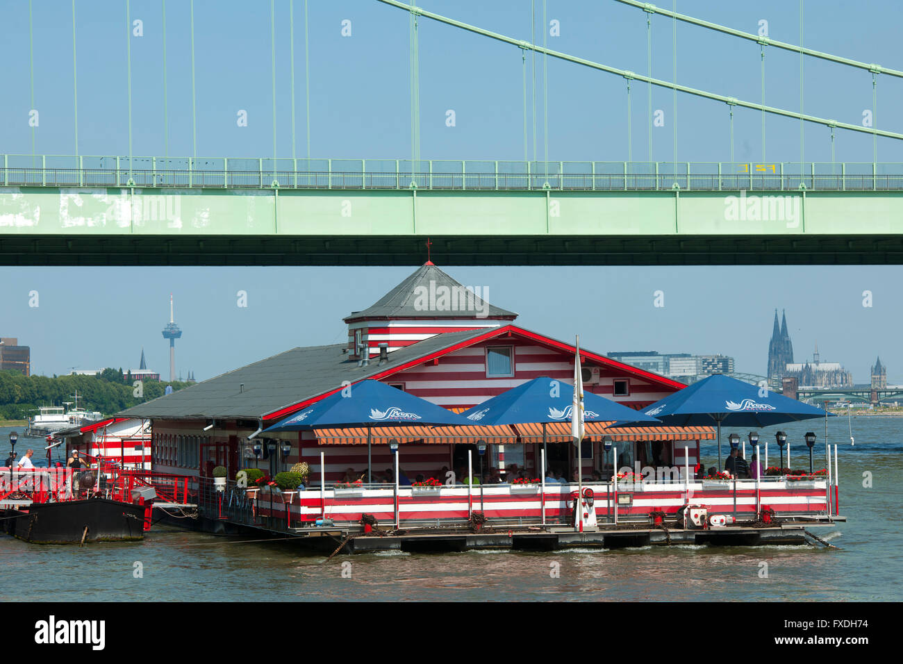 Köln, quartiere di Rodenkirchen, ristorante Alte Liebe und Rodenkirchener Brücke. Foto Stock