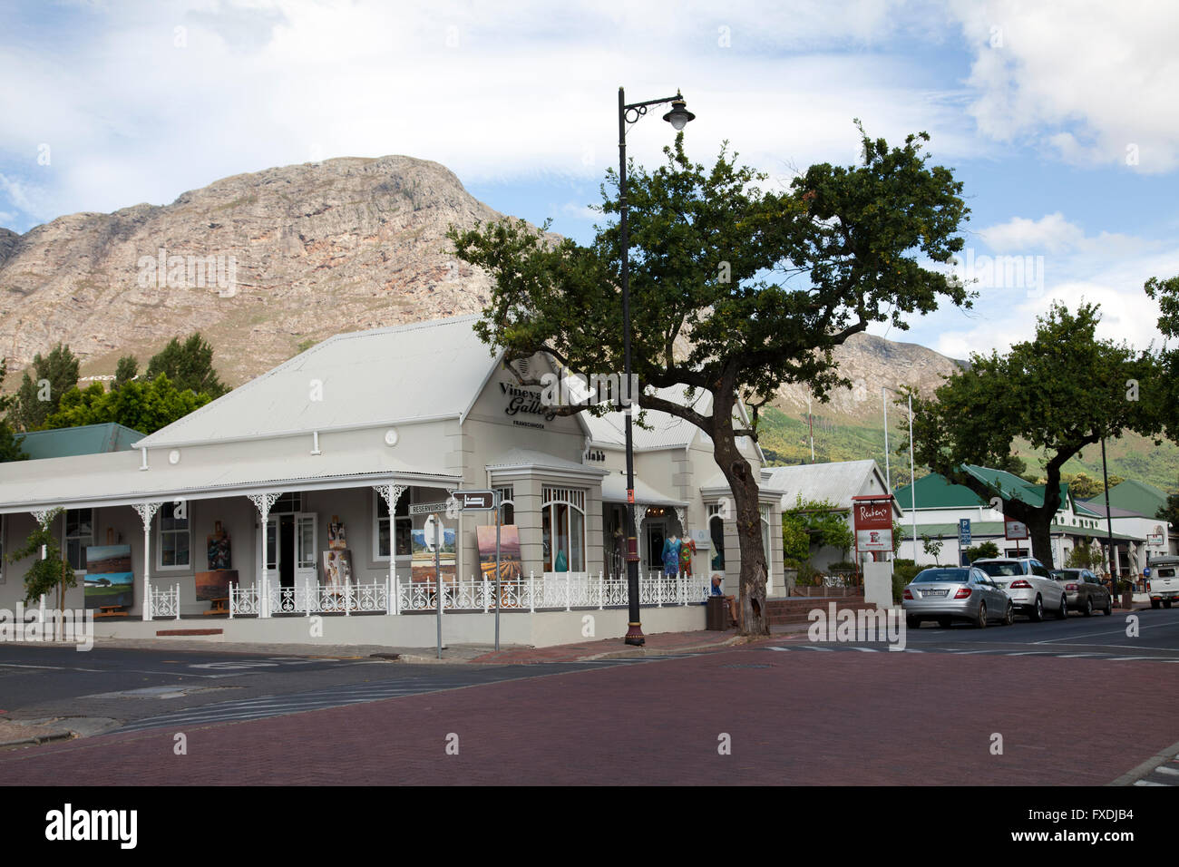 Franschhoek Strada Principale con galleria su un angolo in Western Cape - Sudafrica Foto Stock