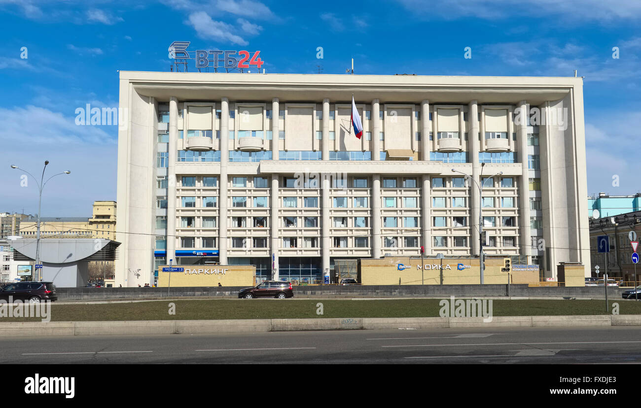 Un edificio di uffici banca VTB 24, ex Ministero dell Industria Elettronica dell'URSS, Myasnitskaya Street, 35, è stato costruito in 1936 Foto Stock