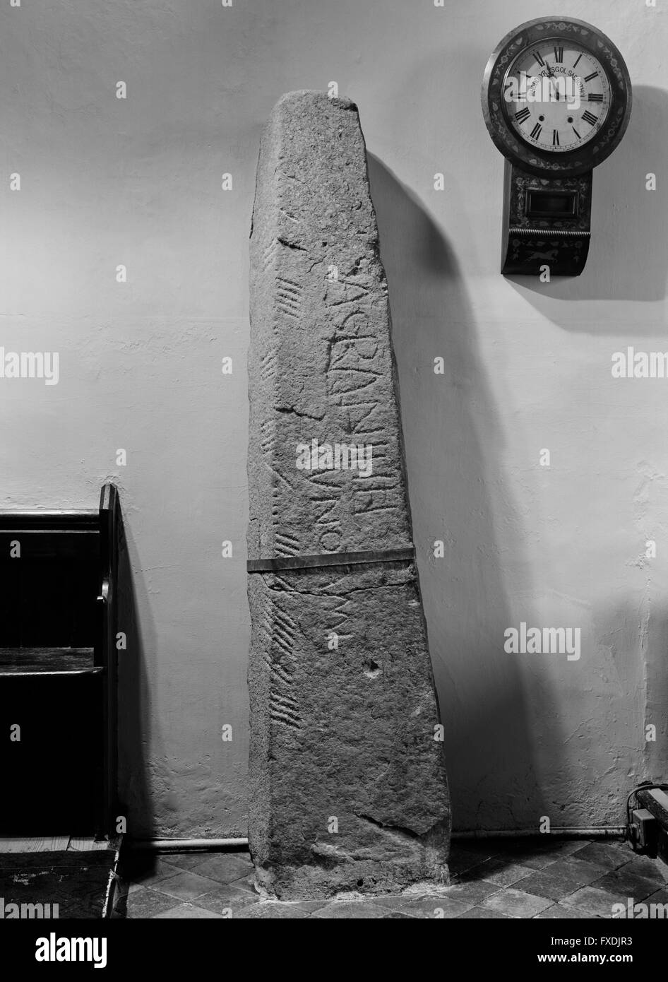 All'interno della chiesa di San Tommaso a St Dogmaels, Pembrokeshire, a C5A/C6th pilastro di pietra con iscrizioni in latino sulla faccia & ogham (ogam) sul bordo sinistro. Foto Stock
