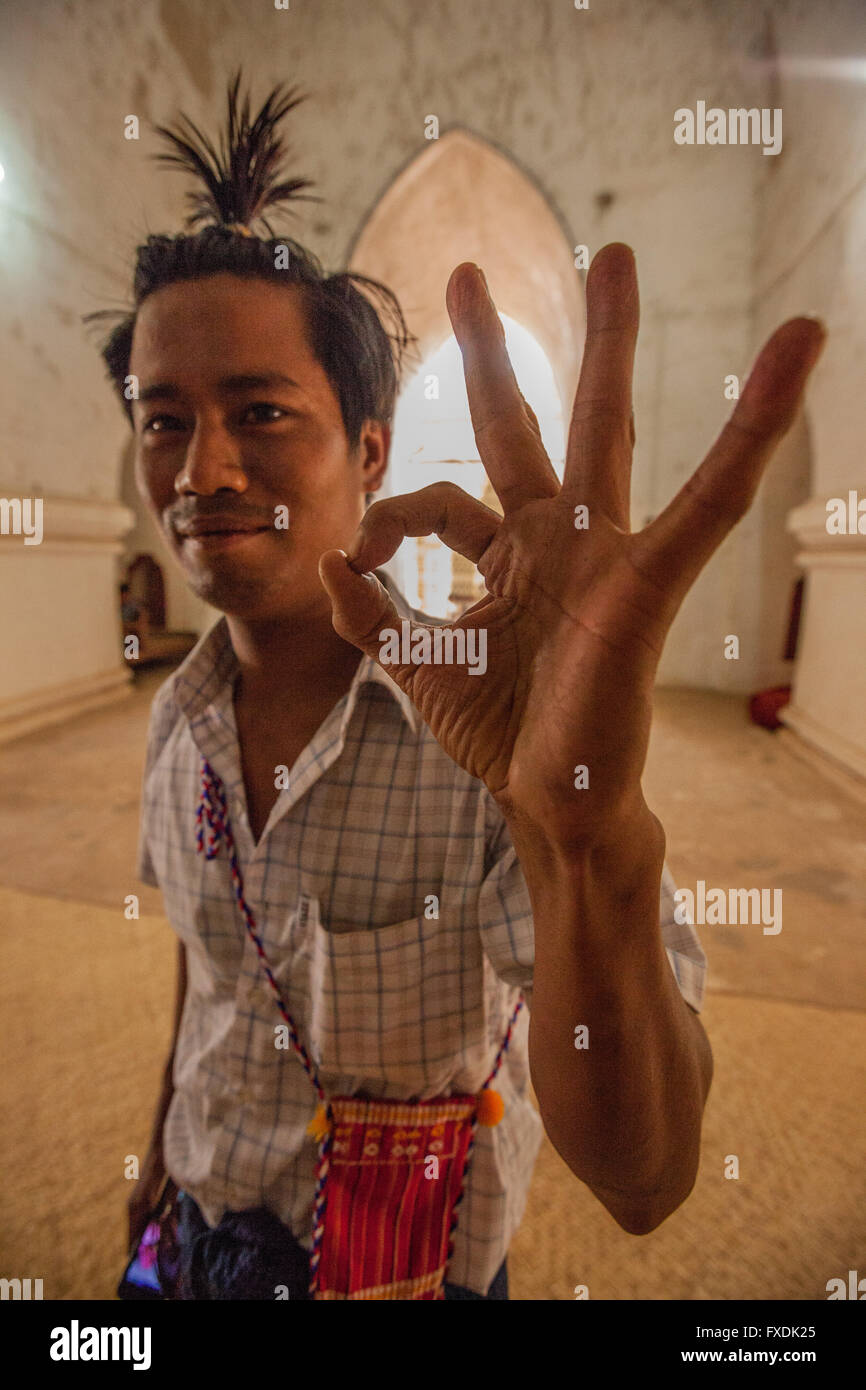 Myanmar, Asia,un turista in un tempio buddista. Foto Stock