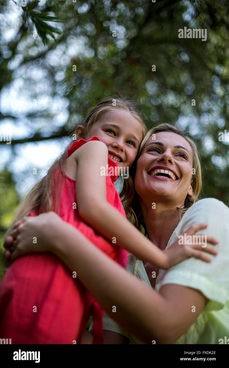 Madre abbracciando la figlia in cantiere Foto Stock