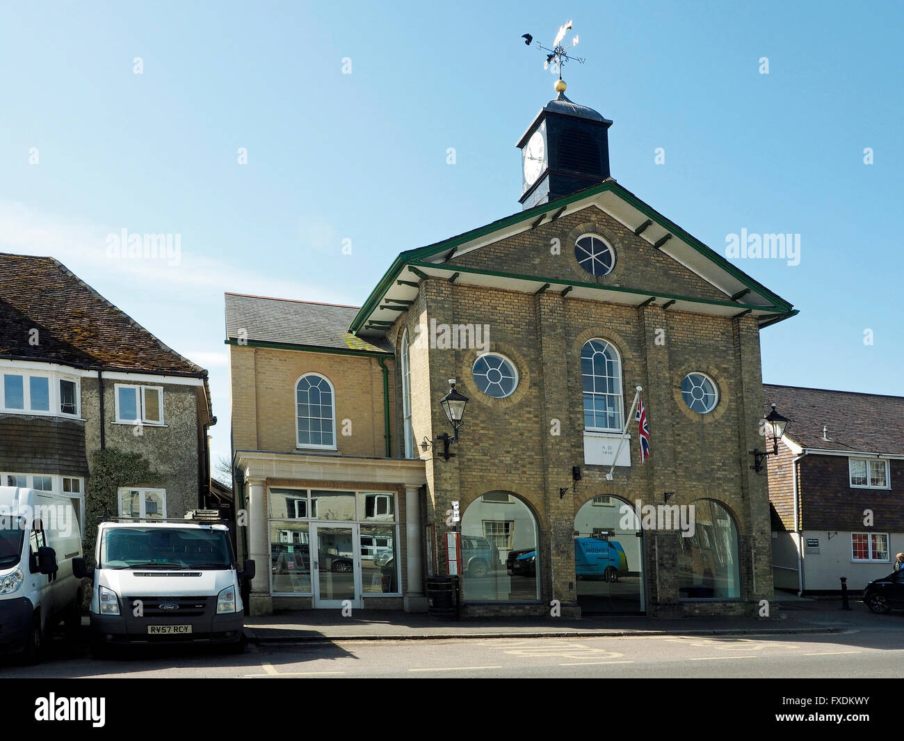 Il recentemente rinnovato 18t secolo Municipio nella ex città mercato di Stockbridge nella graziosa valle di prova in Hampshire. Foto Stock