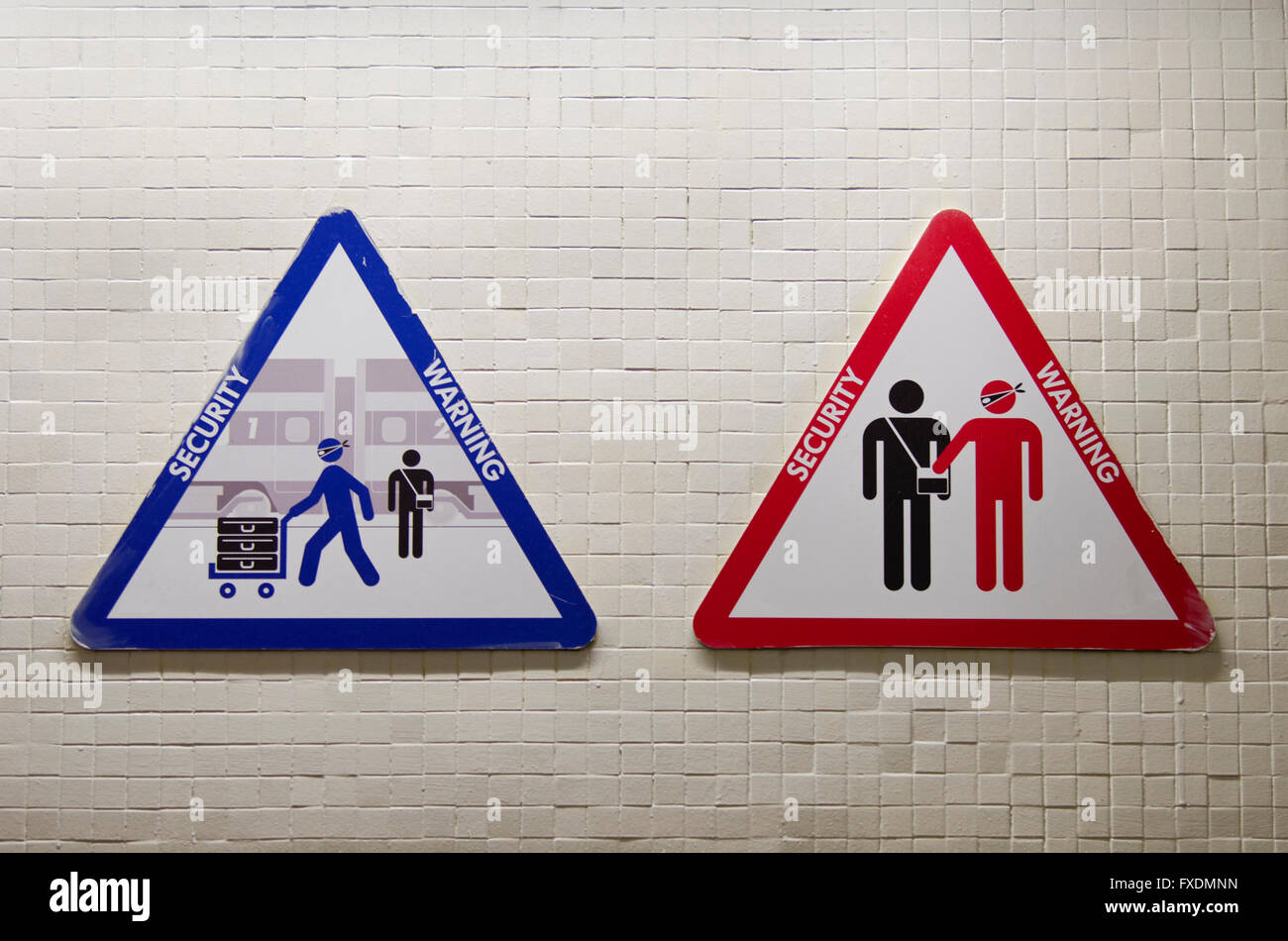 Segno triangolare a mettere in guardia circa il rischio di essere derubati da esperti borseggiatori Foto Stock