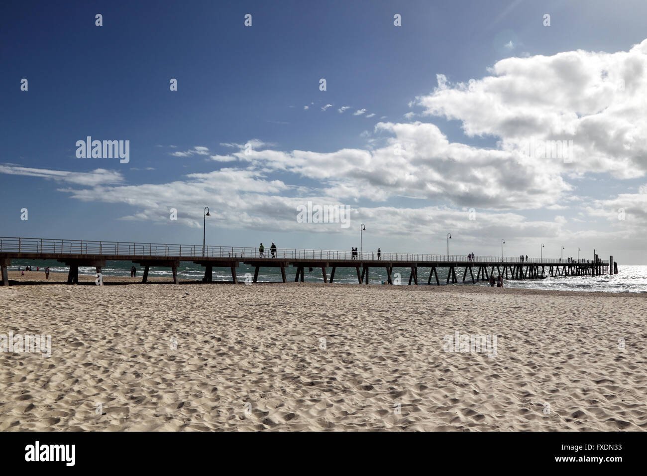 Pier sulla spiaggia di Glenelg, Adelaide, South Australia, Australia. Foto Stock