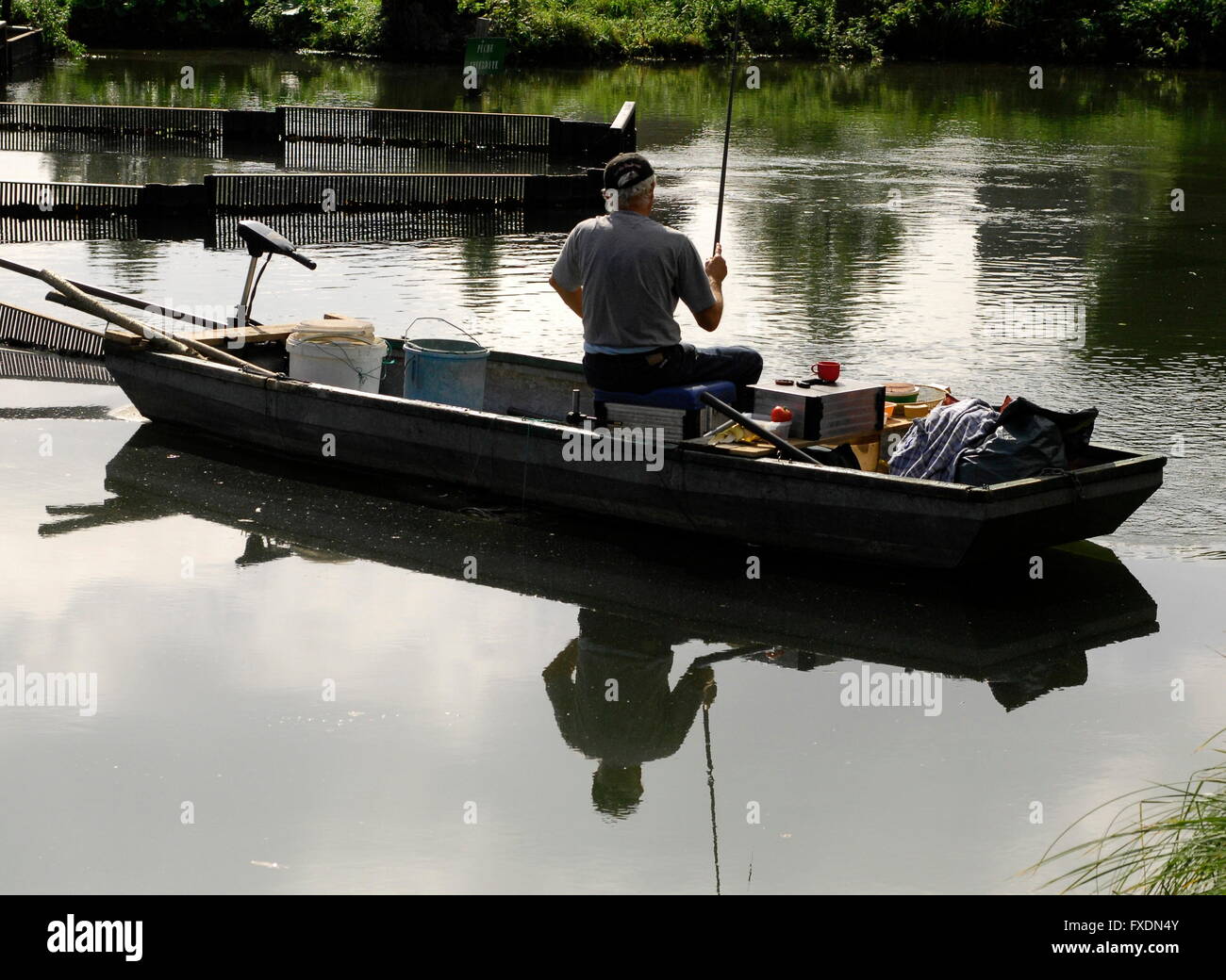 AJAXNETPHOTO. SOMME, Francia. - Un pescatore per il lento movimento del fiume SOMME IN PICARDIE. Foto:JONATHAN EASTLAND/AJAX REF:D132309 3483 Foto Stock