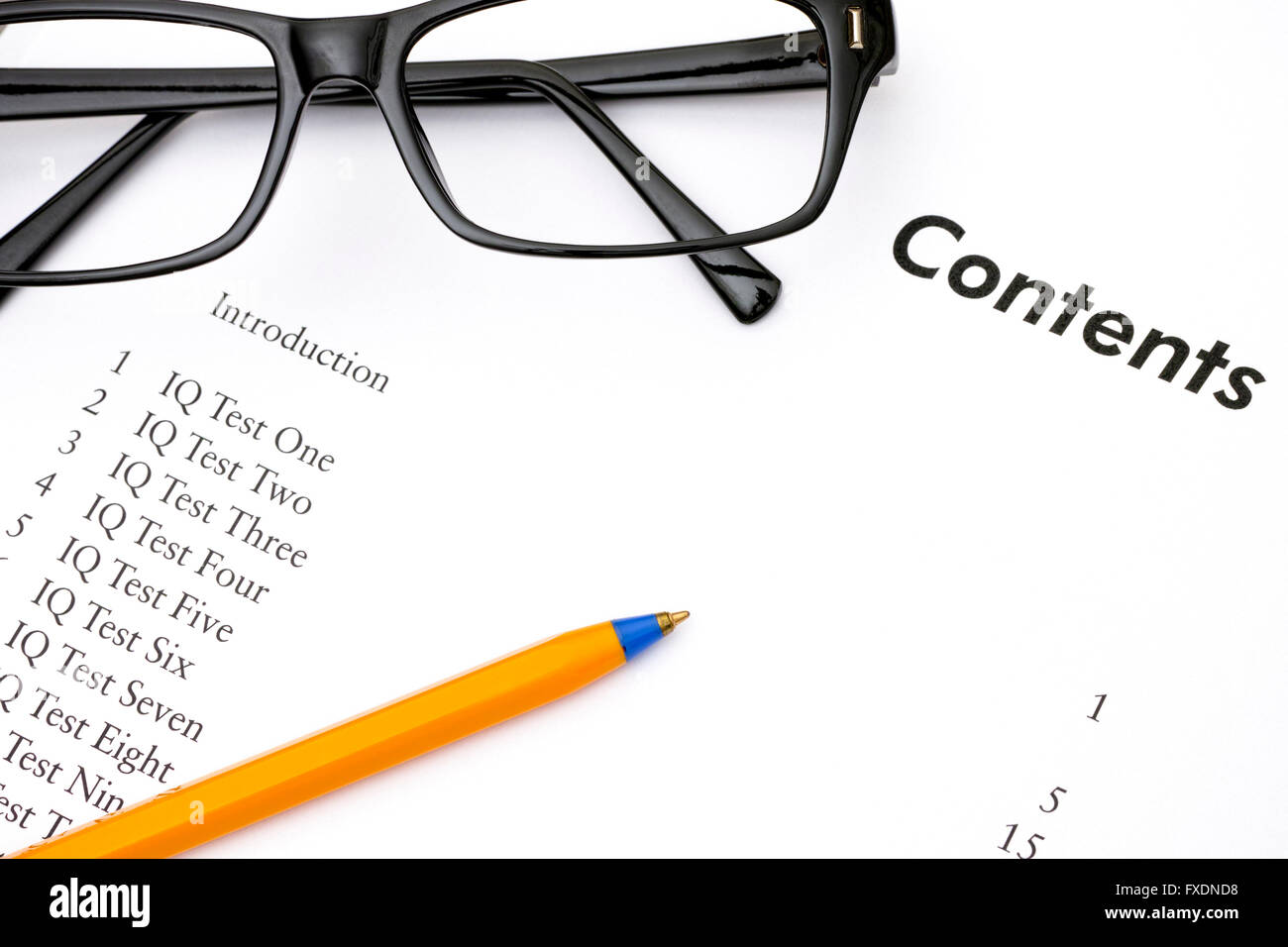 Contenuto del test IQ prenota con gli occhiali e penna a sfera Foto Stock