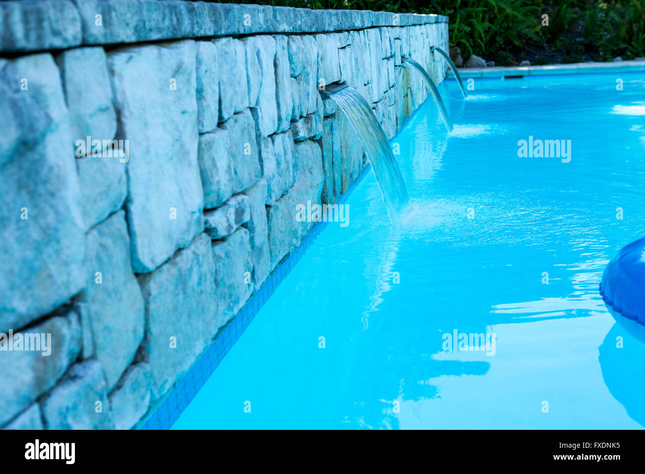Versare acqua in una piscina Foto Stock