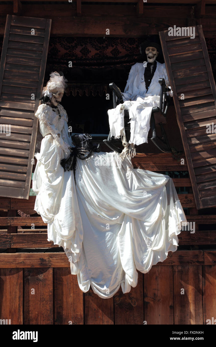 Scheletri di Halloween in bianche vesti, Calico Ghost Town, silver mining camp, San Bernardino County, California del Sud, Stati Uniti d'America. Foto Stock
