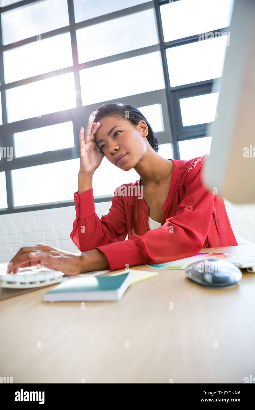 Ha sottolineato la donna lavora sul computer Foto Stock