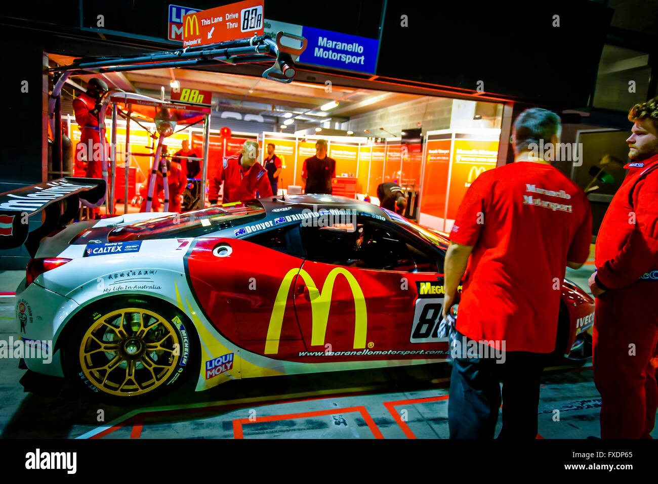 Febbraio 07, 2015 : No 88 McDonald's Maranello Motorsport - Ferrari 458 GT3 pilotato da Mika Salo (FIN) / Toni Vilander (FIN) / Tony D'Alberto / concedere Denyer al di fuori del suo garage per l'inizio dell'Liqui-Moly Bathurst 12 ora a monte Panorama circuito nel NSW, Australia Sydney, Australia. 07 Febbraio, 2016. © Hugh Peterswald/Alamy Live News Foto Stock