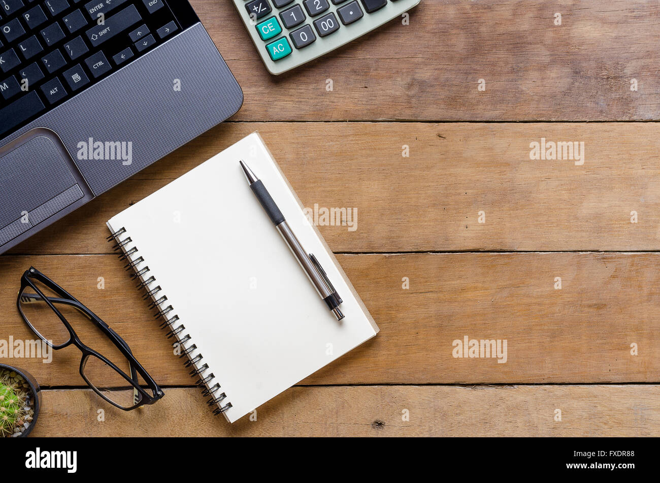 Roba per ufficio con computer portatile, calcolare , penna,e notebook in pelle.vista superiore con spazio di copia Foto Stock