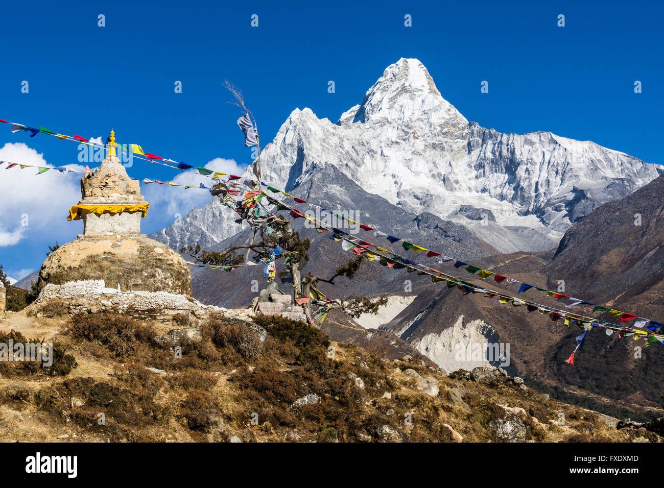 Stupa buddisti e bandiere di preghiera, mountain Ama Dablam (6856m) dietro, Pangboche, Solo Khumbu, in Nepal Foto Stock