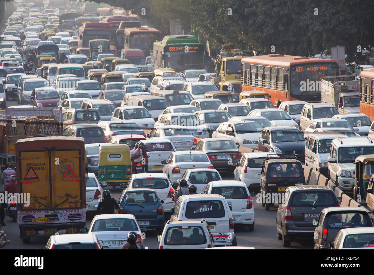 Affollata strada di circonvallazione di Delhi, India Foto Stock