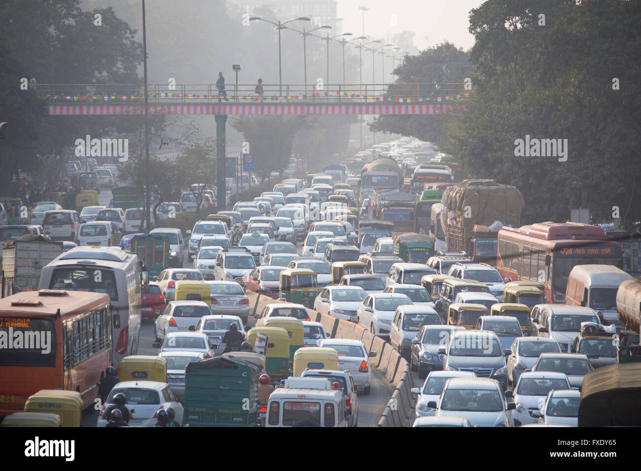 Affollata strada di circonvallazione di Delhi, India Foto Stock