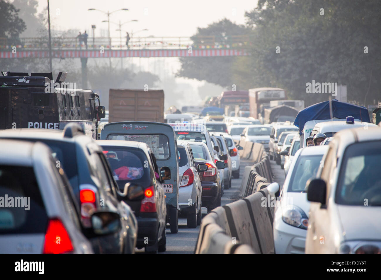 Affollata strada di circonvallazione di Delhi, India Foto Stock
