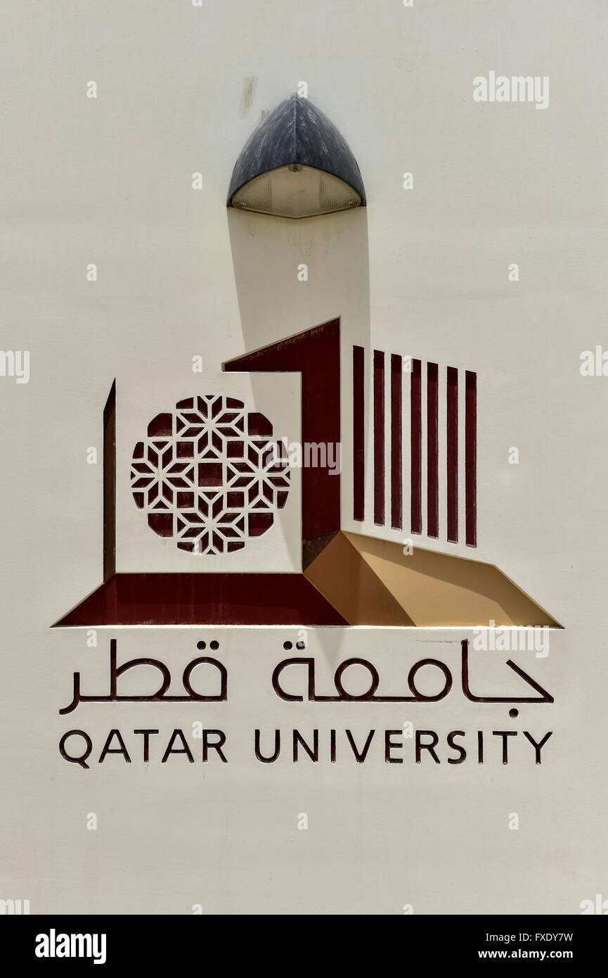 Il logo, Qatar University a Doha, in Qatar Foto stock - Alamy