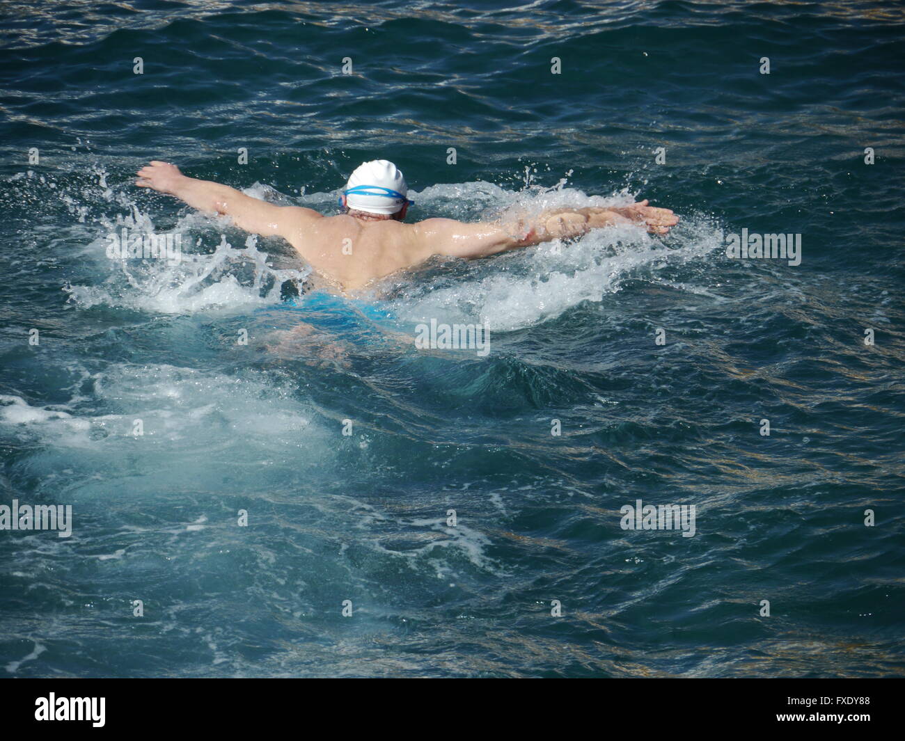 Nuotatore in mare, Butterfly stroke, Tenerife, Spagna Foto Stock