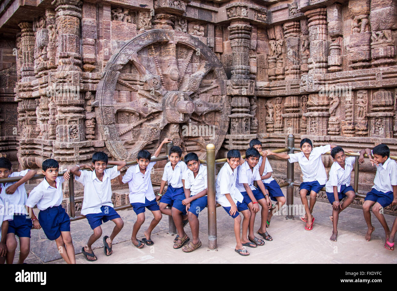 Scolari a Konark Sun tempio, Konark, Odisha, India Foto Stock