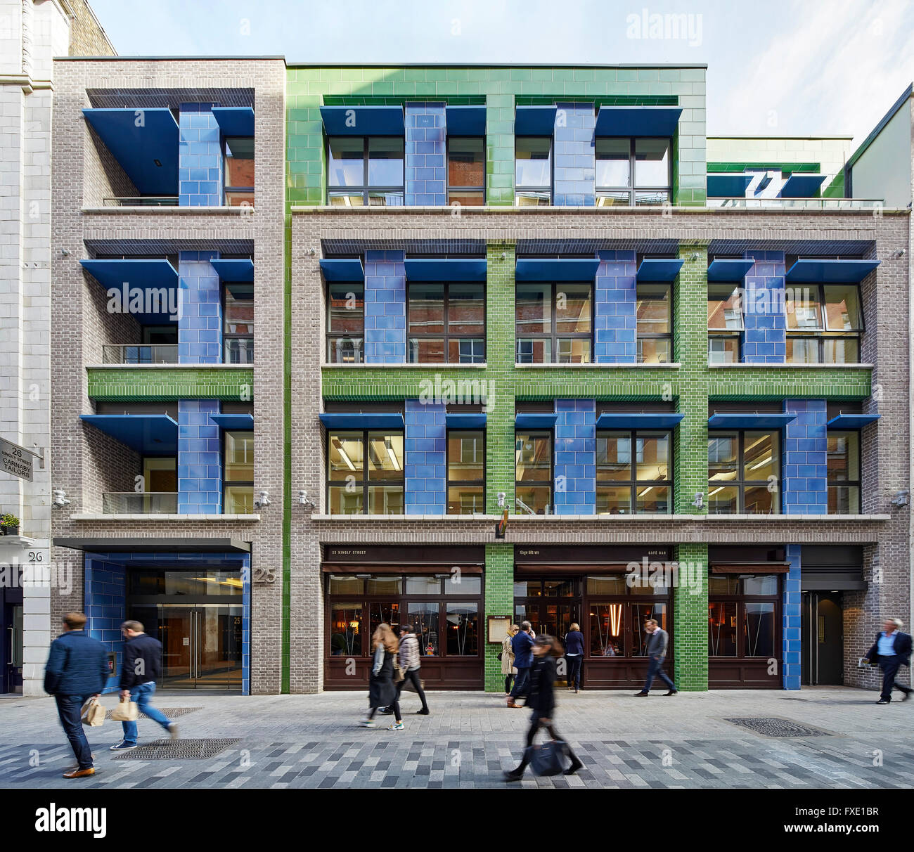 Elevazione frontale. 36 Carnaby Street + Carnaby Court, Londra, Regno Unito. Architetto: Rolfe Judd Ltd, 2015. Foto Stock