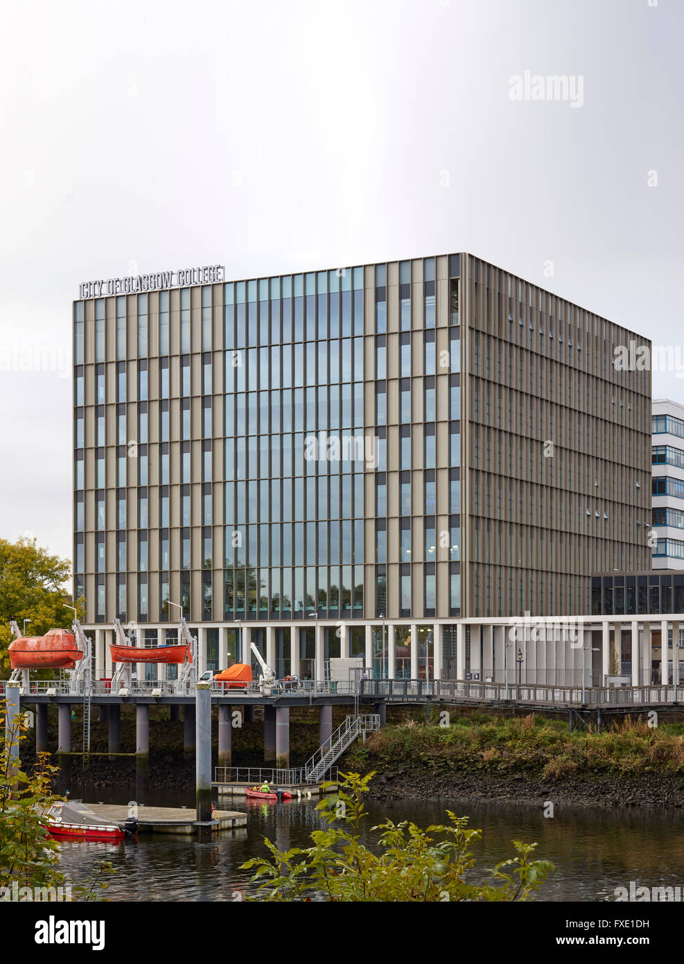 Vista complessiva attraverso il fiume Clyde. Città di Glasgow College - Riverside Campus, Glasgow, Regno Unito. Architetto: Reiach e Foto Stock