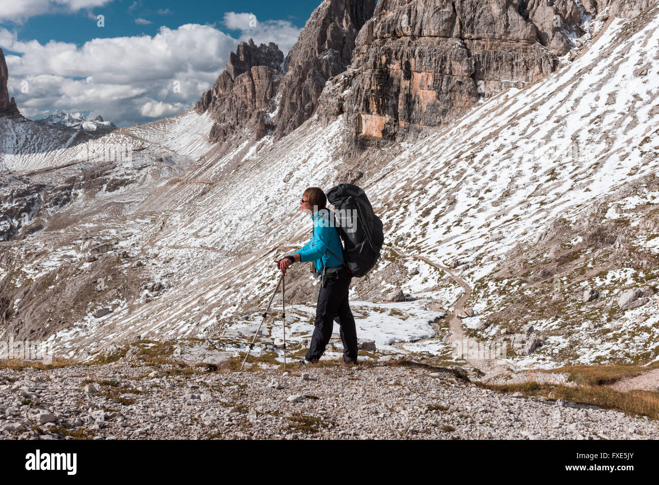 Escursionista nella parte anteriore delle Alpi Foto Stock