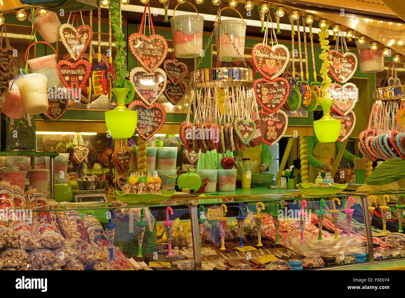 Lo stand di vendita i cuori di panpepato, fiera del divertimento 'Dom', Amburgo, Germania Foto Stock