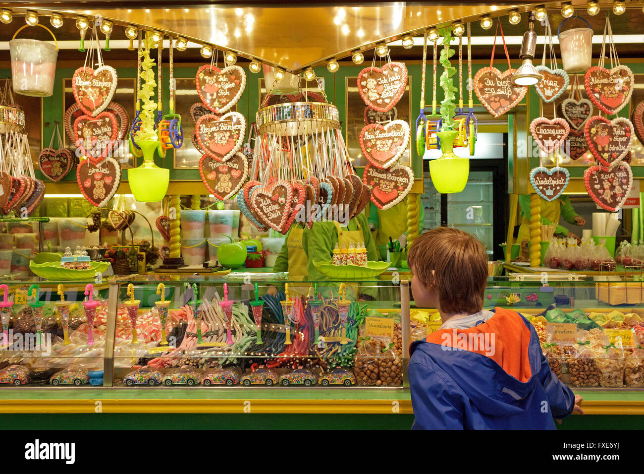 Lo stand di vendita i cuori di panpepato, fiera del divertimento 'Dom', Amburgo, Germania Foto Stock