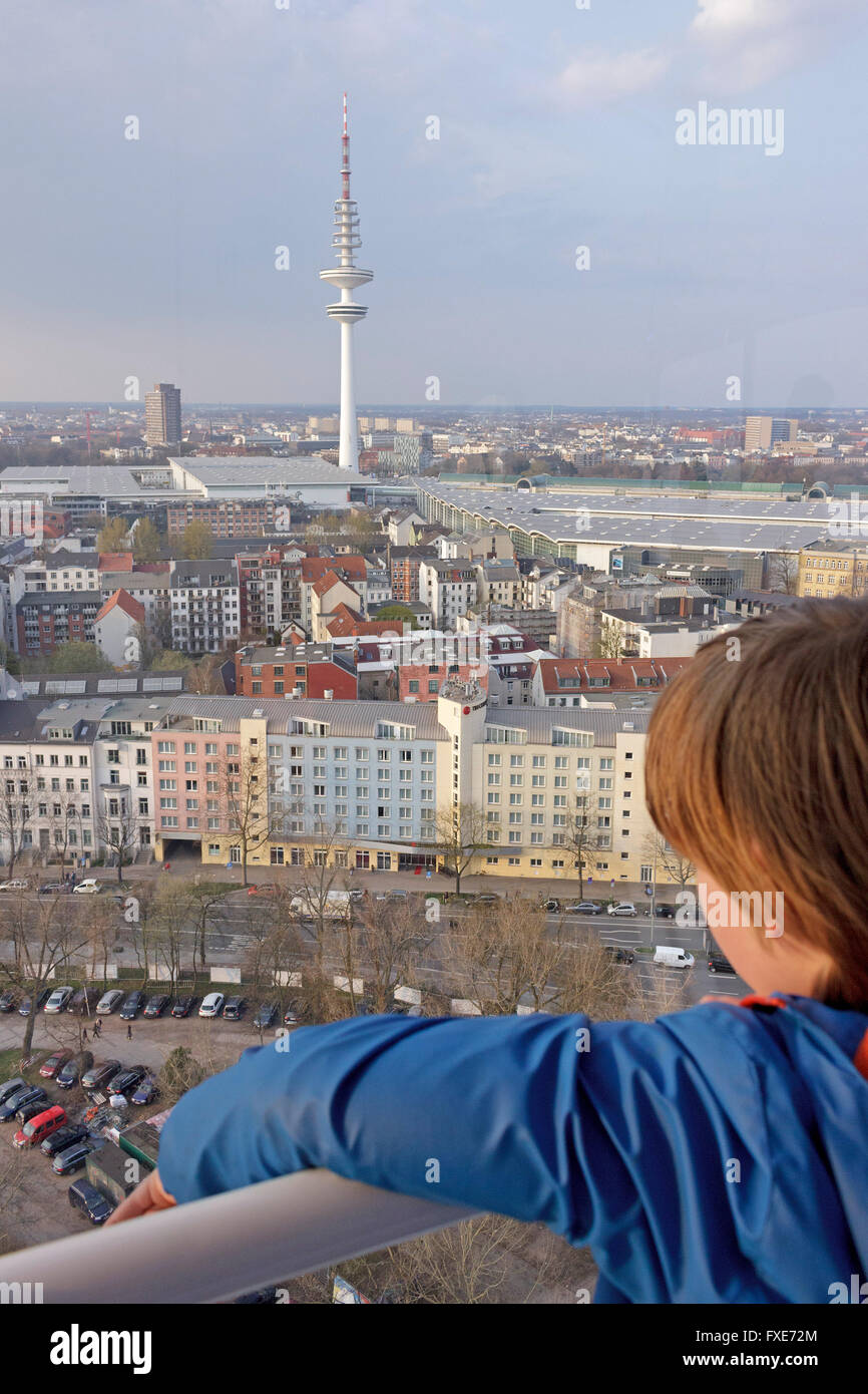La torre della TV si vede dal divertimento ride 'Città Skyliner', fiera del divertimento 'Dom', Amburgo, Germania Foto Stock