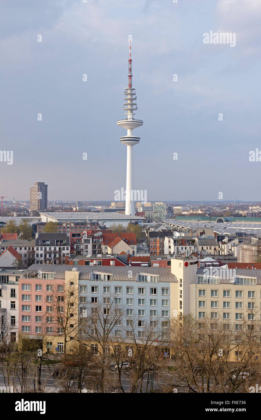 La torre della TV si vede dal divertimento ride 'Città Skyliner', fiera del divertimento 'Dom', Amburgo, Germania Foto Stock