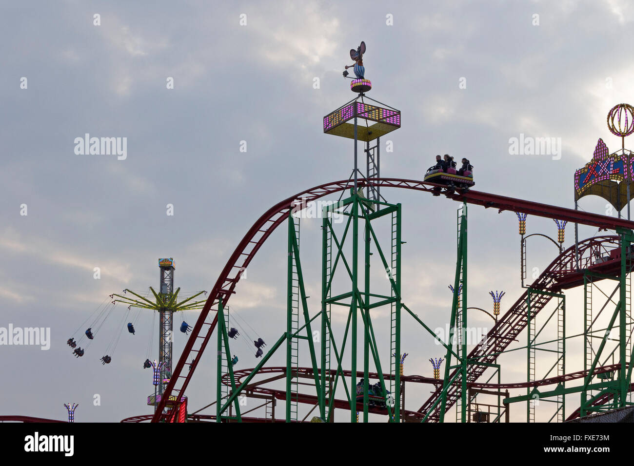 Chairoplane 'Sky Dance' e roller coaster 'pinning Racer', fiera del divertimento 'Dom', Amburgo, Germania Foto Stock