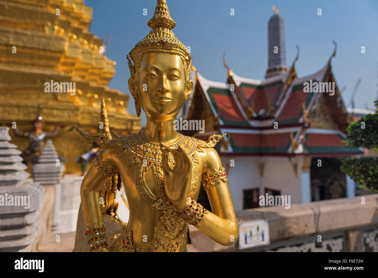 Statua Kinnaree Wat Phra Kaew Grand Palace a Bangkok in Tailandia Foto Stock