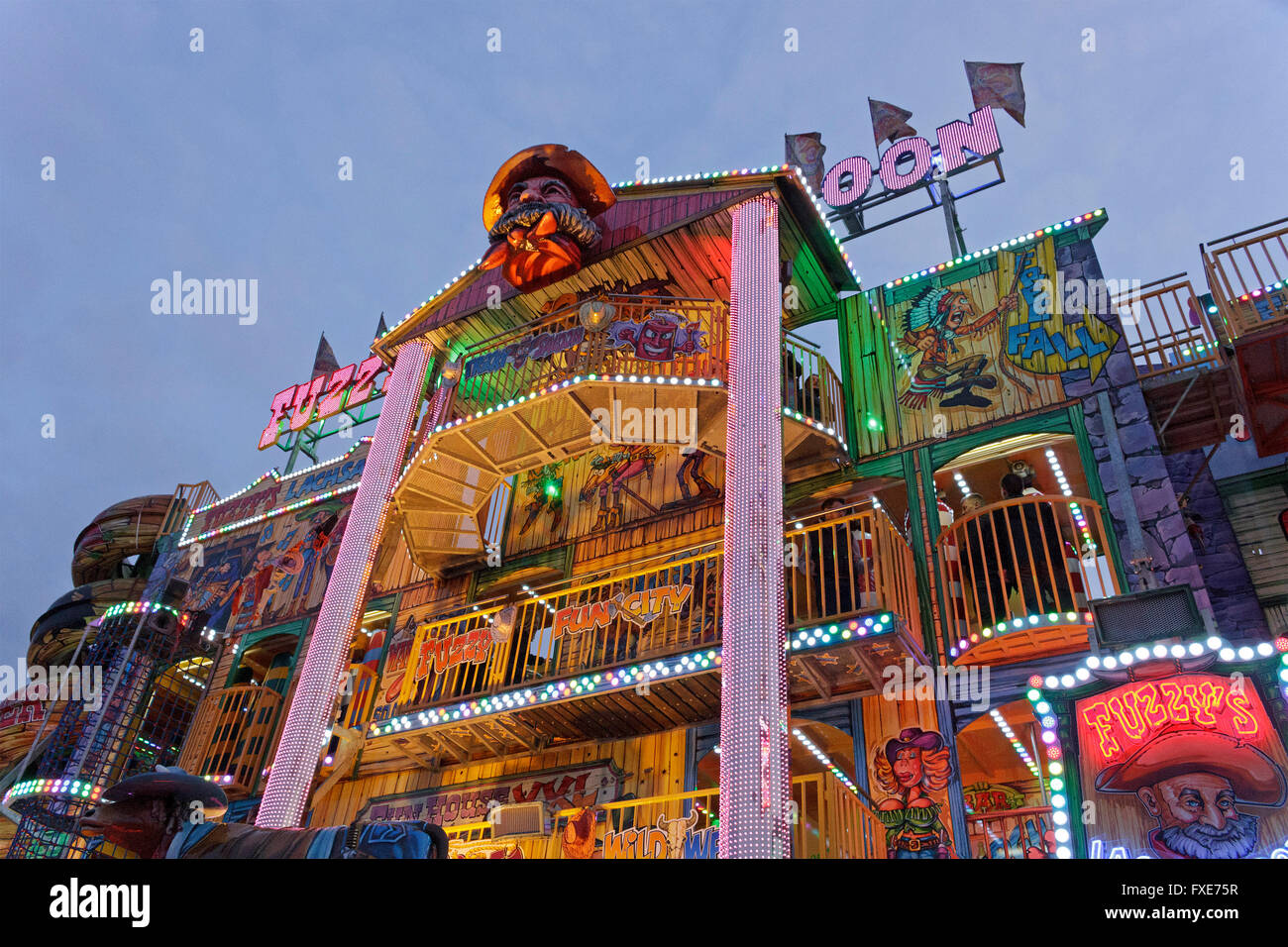 Fun House 'Fuzzy Lachsaloon dell', fiera del divertimento 'Dom', Amburgo,  Germania Foto stock - Alamy