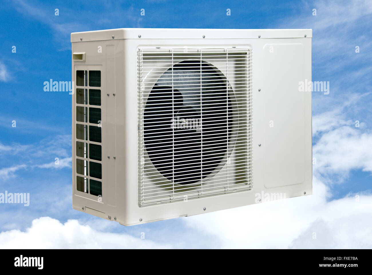 Primo piano di un apparecchio per il clima dell'aria di raffreddamento utilizzato nei moderni sistemi HVAC. Concetto di aria condizionata, ventilazione, efficienza energetica e Foto Stock