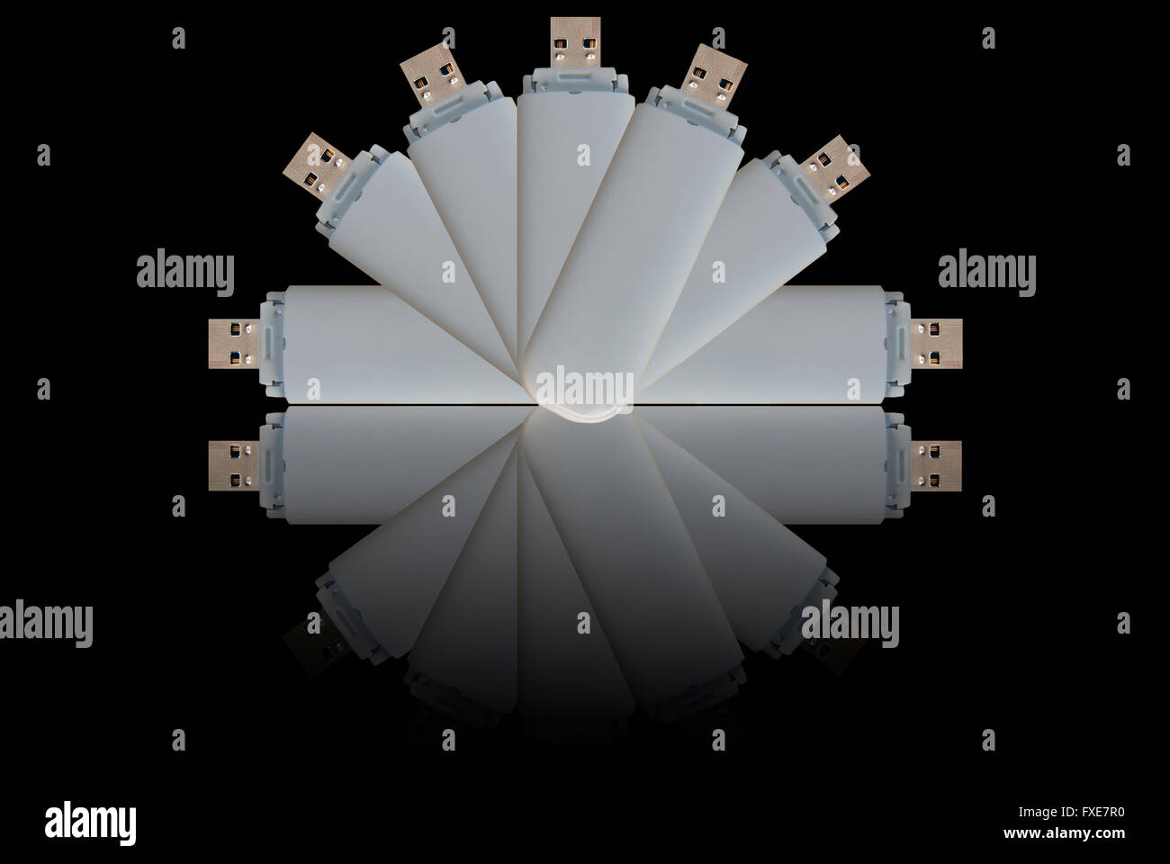 Primo piano di un dispositivo tecnologico utilizzato per memorizzare i dati del computer. Concetto di storage digitale, tecnologia dell'informazione, sicurezza informatica e dati moderni Foto Stock