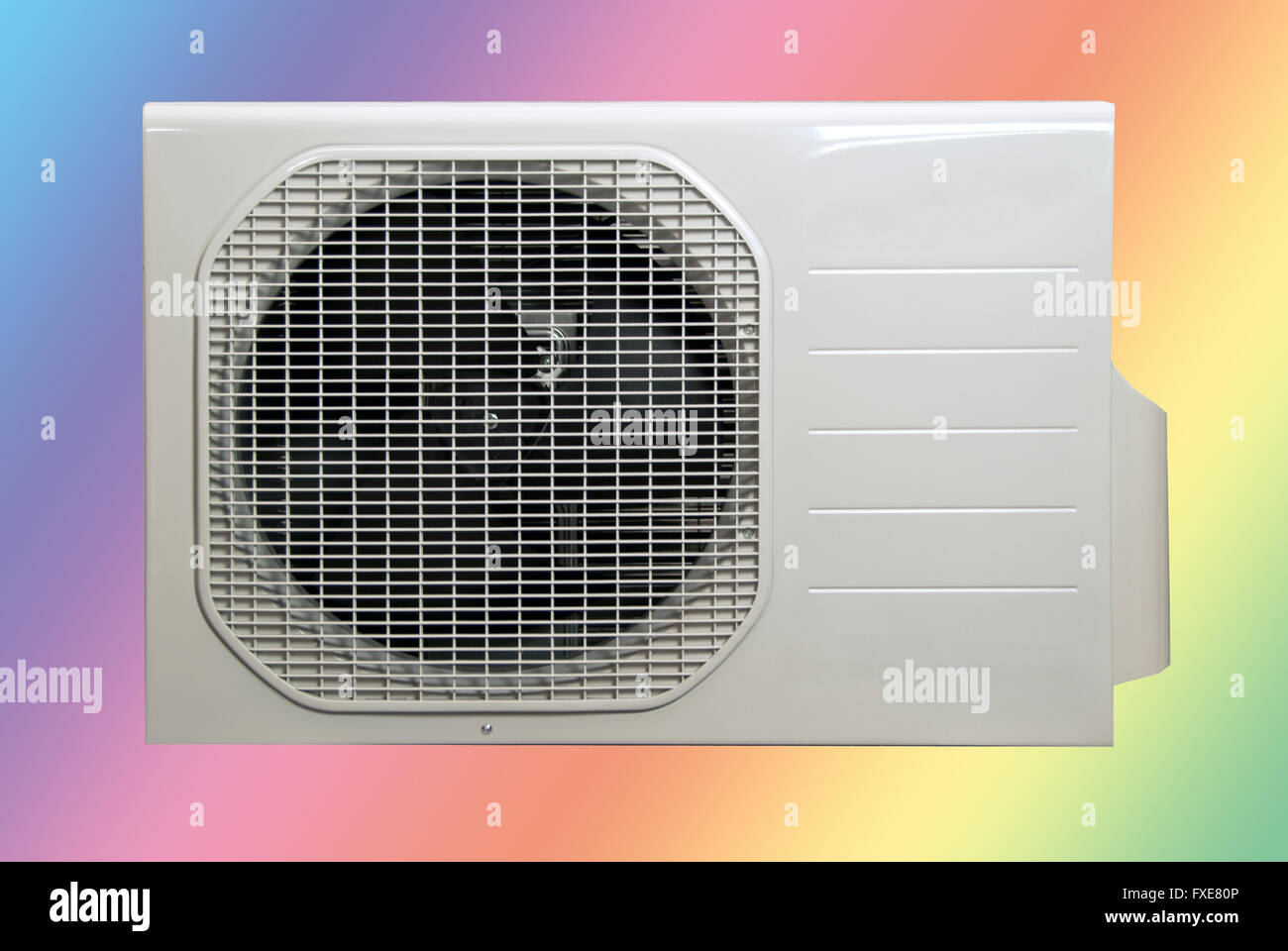 Primo piano di un apparecchio per il clima dell'aria di raffreddamento utilizzato nei moderni sistemi HVAC. Concetto di aria condizionata, ventilazione, efficienza energetica e Foto Stock