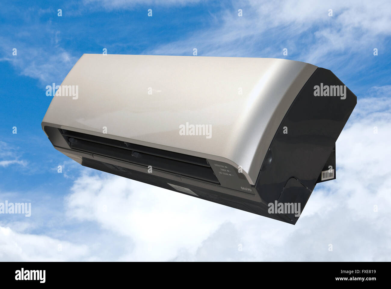 Primo piano di un apparecchio per il clima dell'aria di raffreddamento utilizzato nei moderni sistemi HVAC. Concetto di aria condizionata, ventilazione, efficienza energetica e Foto Stock