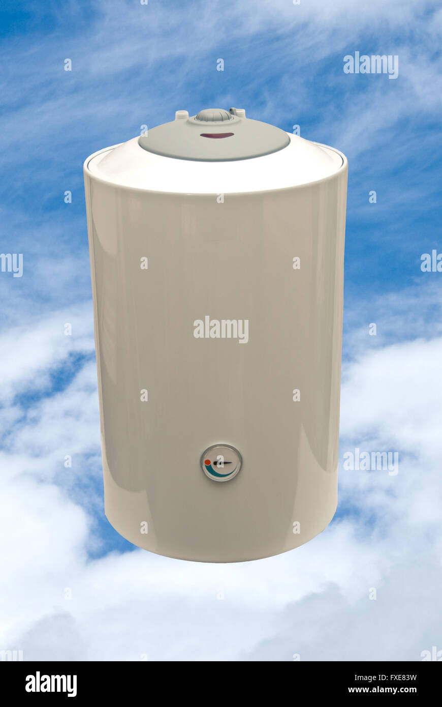 Primo piano di un apparecchio per il riscaldamento dell'acqua in un moderno sistema domestico. Concetto di fornitura di acqua calda, efficienza energetica, tecnologia delle caldaie e sostegno Foto Stock