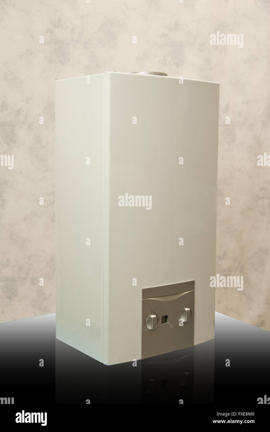 Primo piano di un apparecchio per il riscaldamento dell'acqua in un moderno sistema domestico. Concetto di fornitura di acqua calda, efficienza energetica, tecnologia delle caldaie e sostegno Foto Stock
