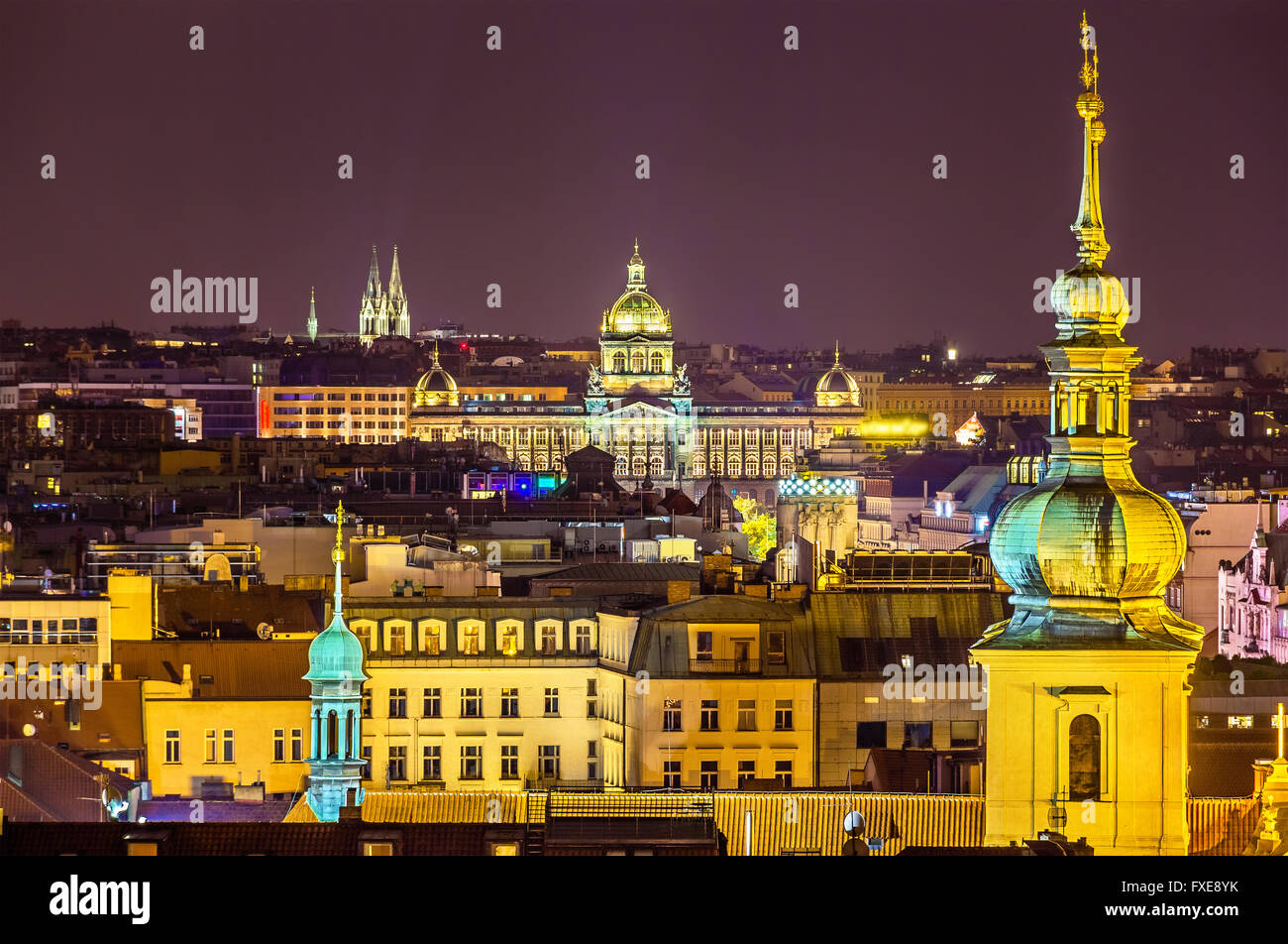 Vista notturna da Praga Municipio verso il Museo Nazionale Foto Stock