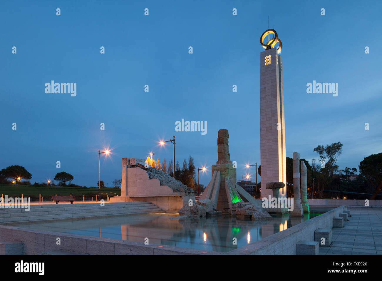Monumento al XXV Aprile rivoluzione nel Parco Eduardo VII, Lisbona, Portogallo. Foto Stock