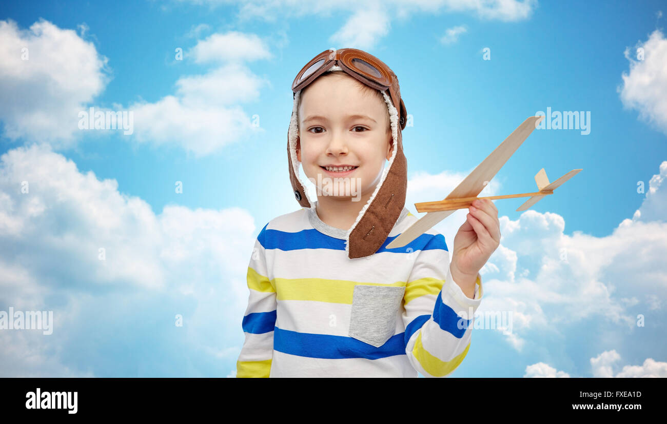 Happy little boy in the aviator hat con l'aereo Foto Stock